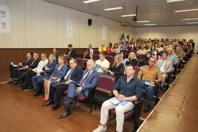 Aproximadamente 100 pessoas participaram presencialmente. O evento foi transmitido, ao vivo, pel...